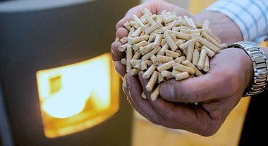 Stufa a pellet accesa in un ambiente domestico